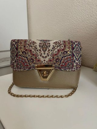 ELEGANTE BOLSO DORADO CON ESTAMPADO