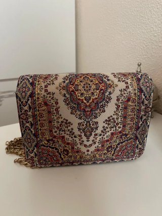 ELEGANTE BOLSO DORADO CON ESTAMPADO