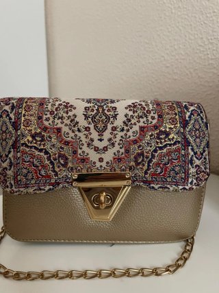 ELEGANTE BOLSO DORADO CON ESTAMPADO