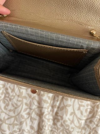 ELEGANTE BOLSO DORADO CON ESTAMPADO