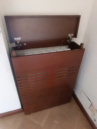 URGE VENTA!!!!  Cubre radiador de madera marrón