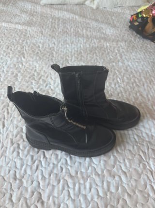 Botines negros con cremallera