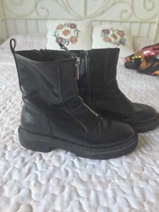 Botines negros con cremallera