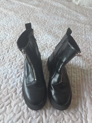 Botines negros con cremallera