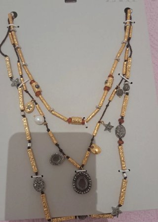 Collar Zara multicapa charms dorados y plateados