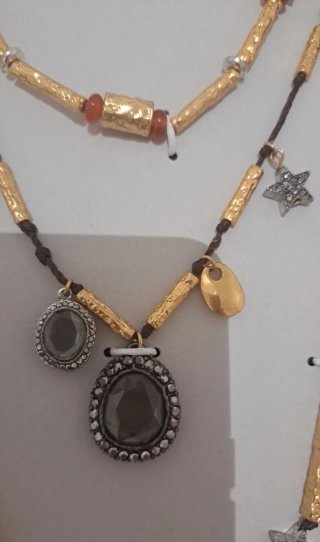 Collar Zara multicapa charms dorados y plateados