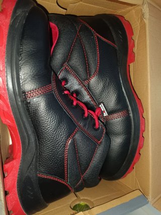 Zapatos de seguridad rojos y negros