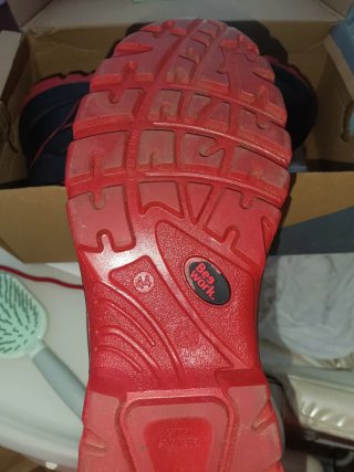 Zapatos de seguridad rojos y negros