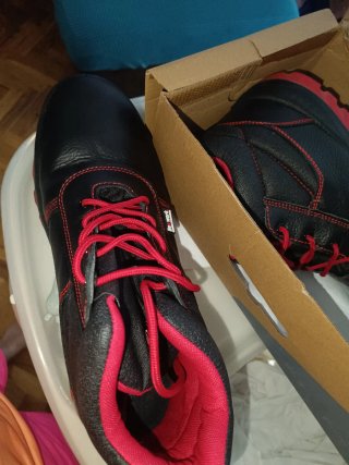 Zapatos de seguridad rojos y negros