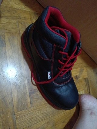 Zapatos de seguridad rojos y negros