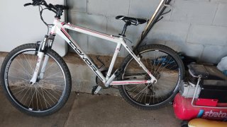 Bicicleta de montaña blanca