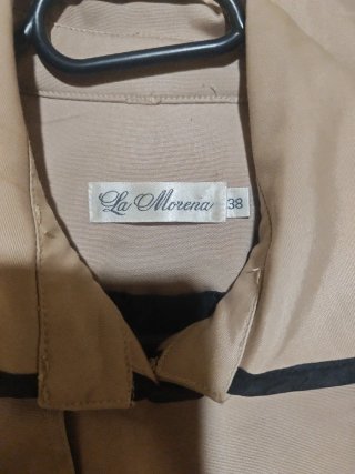 Chaqueta beige con ribete negro