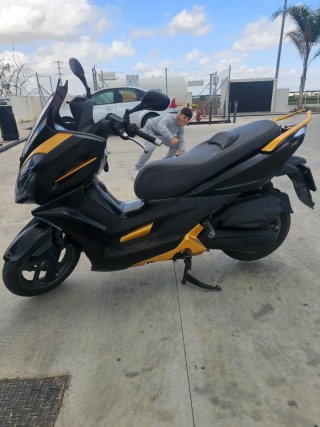 Kymco Maxi Scooter Negra y Dorada