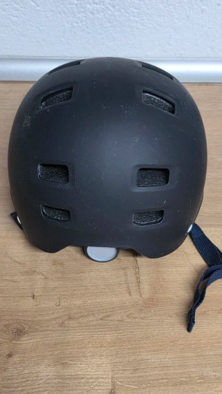Casco negro para patinete o bici