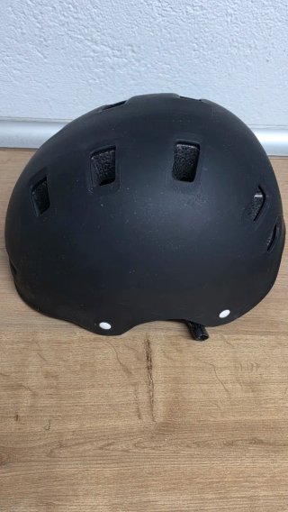 Casco negro para patinete o bici
