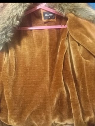 Abrigo de mujer con cuello de pelo