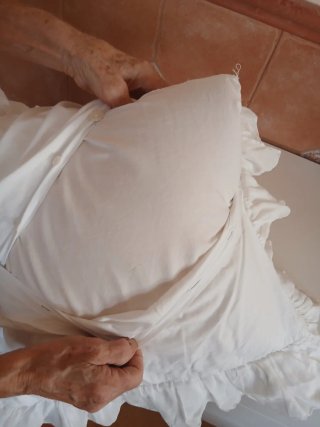 Cojín hecho a mano con funda de ganchillo