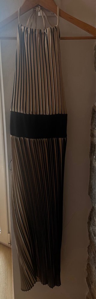 Vestido cuello halter plisado beige y azul marino