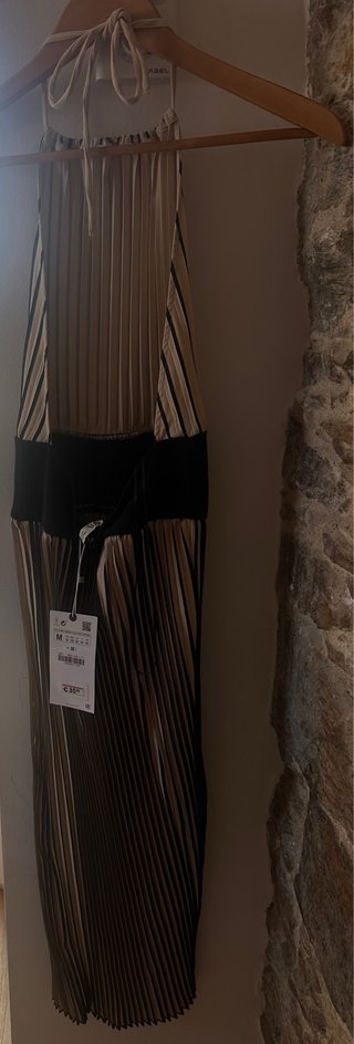Vestido cuello halter plisado beige y azul marino