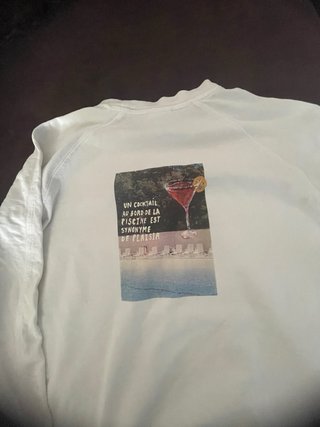 Camiseta blanca con texto