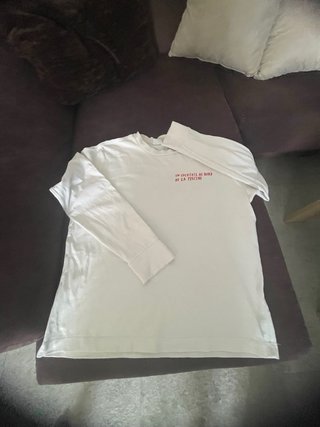 Camiseta blanca con texto