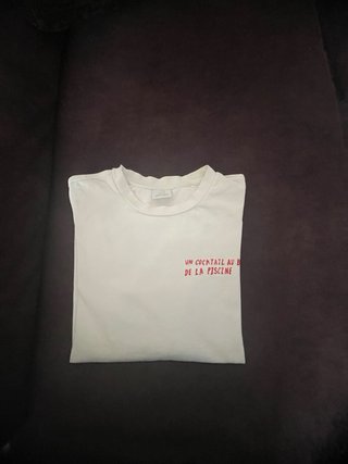 Camiseta blanca con texto