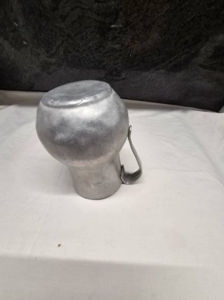 Jarra antigua de aluminio