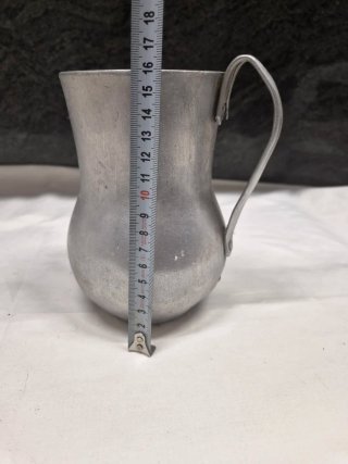 Jarra antigua de aluminio