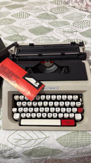 Máquina de escribir Olivetti Lettera 42