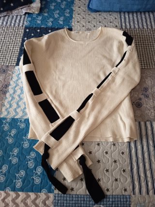 Jersey beige con detalles negros