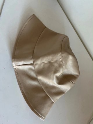 Cappello in pelle beige