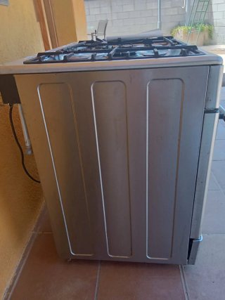 Cocina de gas plateada y negra. Modelo GM15121DX