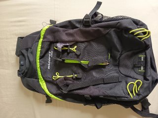 Mochilas de senderismo negra y roja/verde