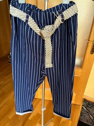 Pantalón rayas azules con cinturón