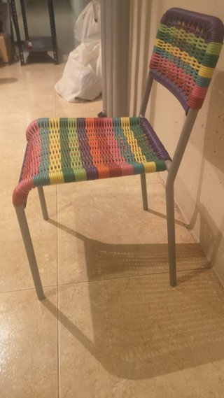Trineo rojo con asas amarillas