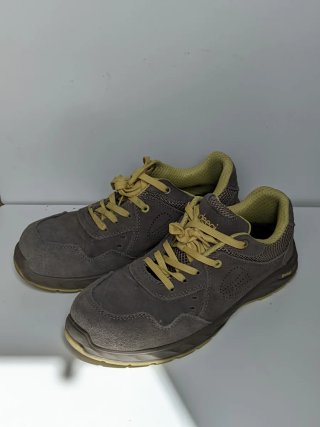 Zapatos de seguridad grises y verdes