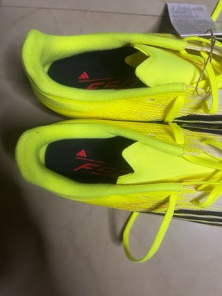 Scarpe da calcio Adidas bianche e gialle