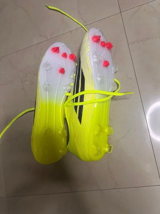 Scarpe da calcio Adidas bianche e gialle