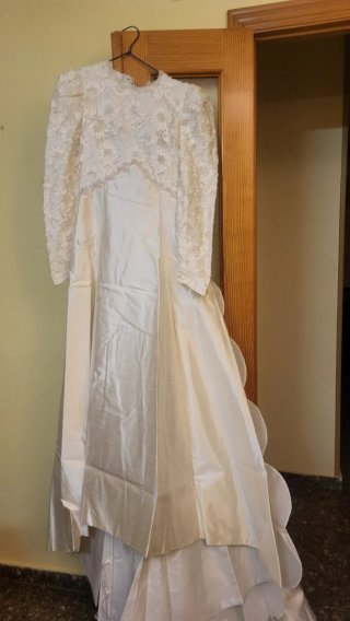 Traje de Novia linea imperio, seda salvaje.