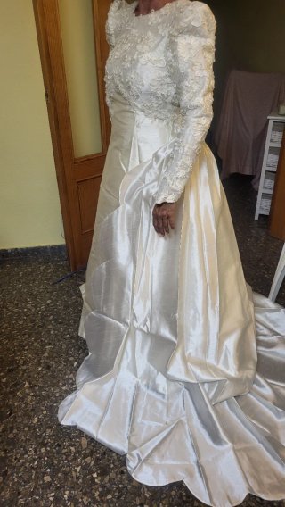 Traje de Novia linea imperio, seda salvaje.