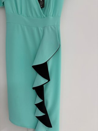 Vestido con volante en verde negro