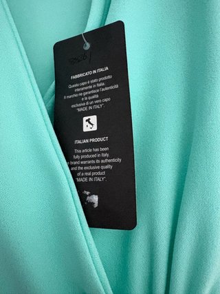 Vestido con volante en verde negro