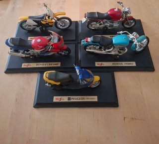 Lote 5 Motos Maisto 1/18 con Peana