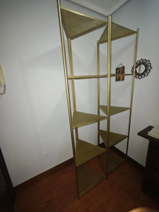2 Estanterías doradas metálicas