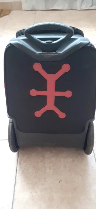Mochila con ruedas y diseño colorido