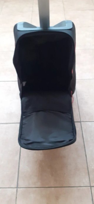 Mochila con ruedas y diseño colorido