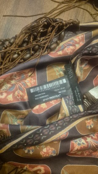 Pañuelo Zara flecos y abalorios
