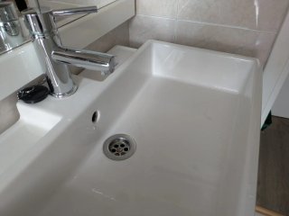 Lavabo porcelana Ikea con grifo