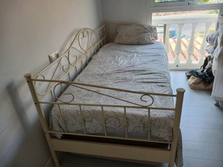 Cama individual metálica beige y blanca