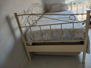 Cama individual metálica beige y blanca